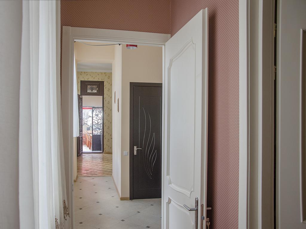 Griboedov Hostel & Suites Tbilisi ภายนอก รูปภาพ