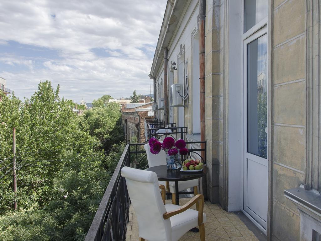 Griboedov Hostel & Suites Tbilisi ภายนอก รูปภาพ