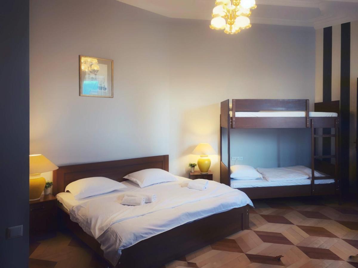Griboedov Hostel & Suites Tbilisi ภายนอก รูปภาพ