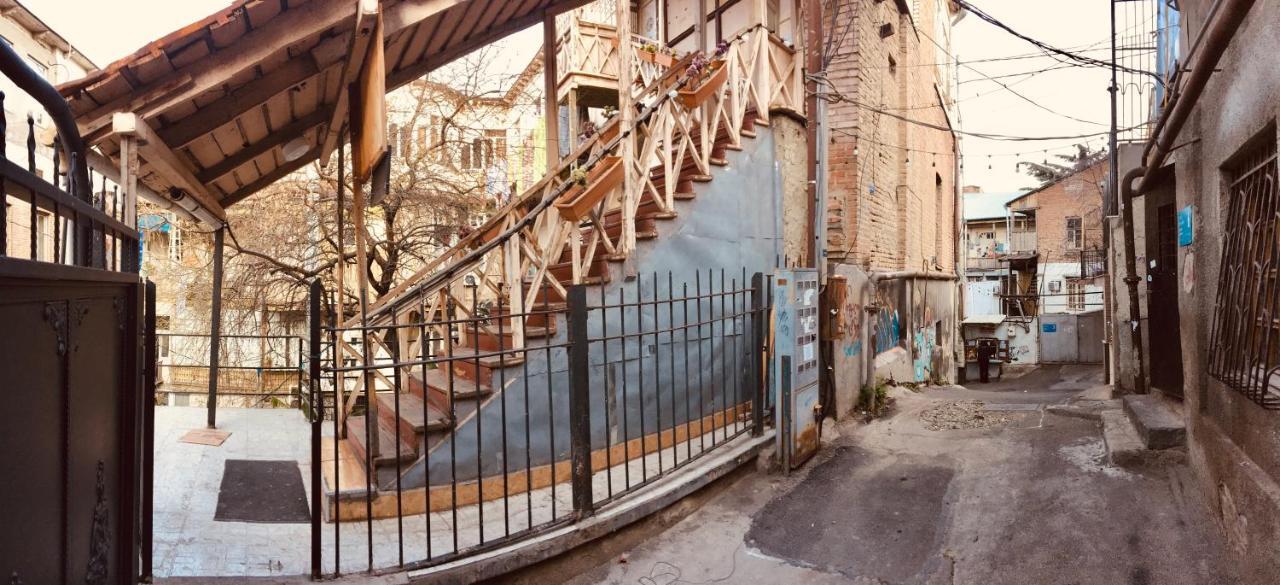 Griboedov Hostel & Suites Tbilisi ภายนอก รูปภาพ